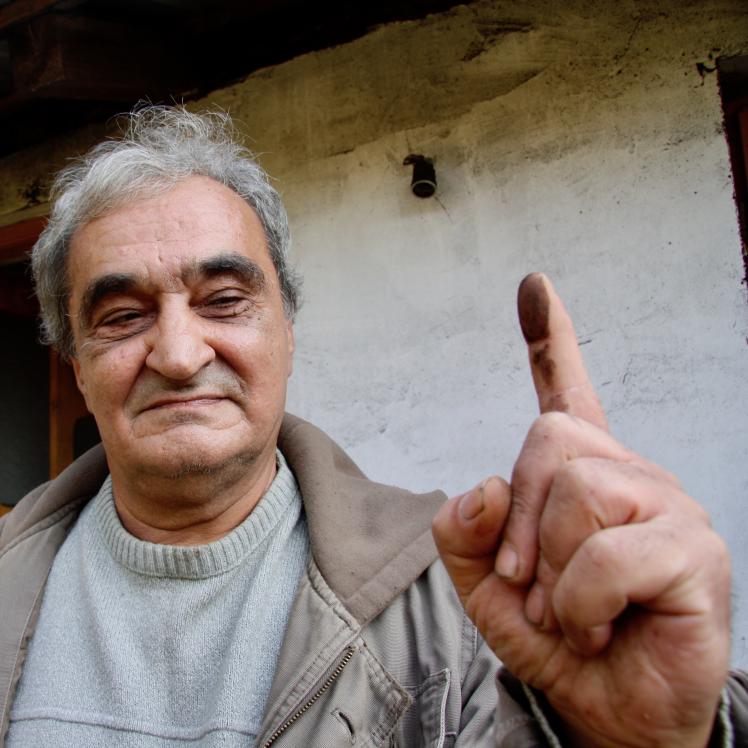 Becheru in house of Guran, after placing his finger on window sill.jpeg