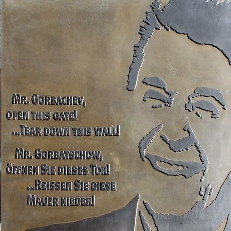 Gedenktafel_Straße_des_17_Juni_(Tierg)_Ronald_Reagan-small.jpg